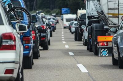 So geht die Rettungsgasse richtig. So geht die Rettungsgasse richtig.